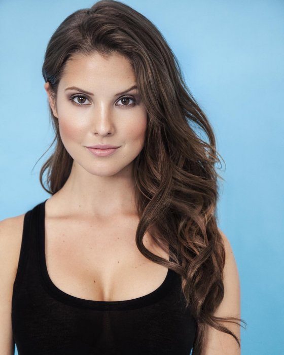 nuzz5uhboy3i-amanda-cerny.jpg